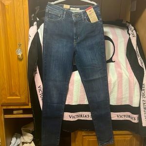 NWT Levi’s. Size 8. Waist 29. L30. 721 high rise skinny. New 🔥